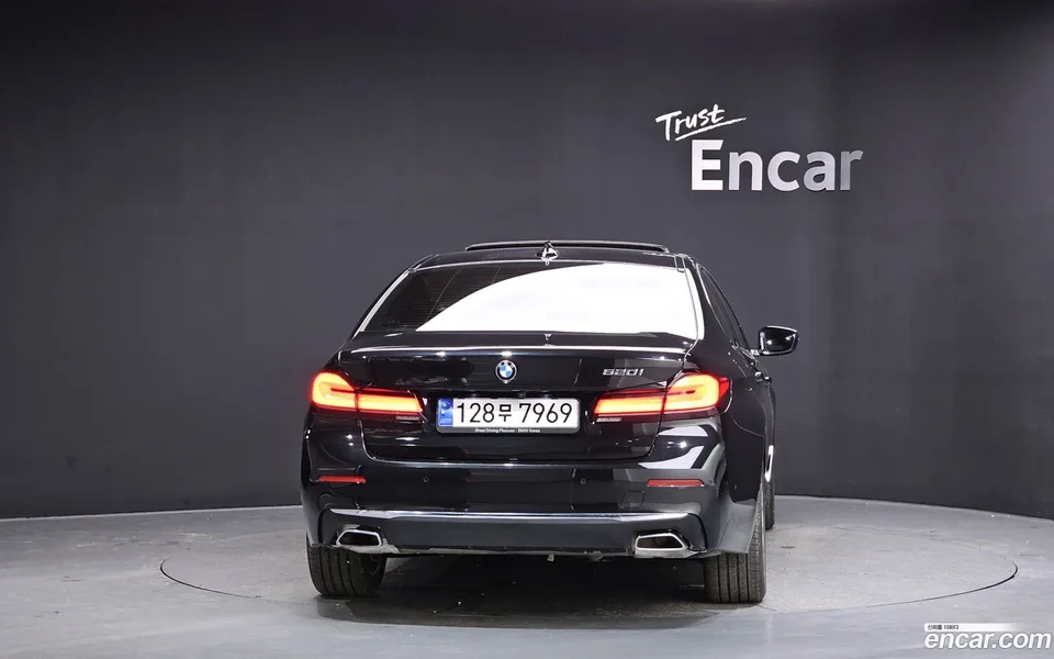 BMW 5 Series 520i 2023 — миниатюра 4