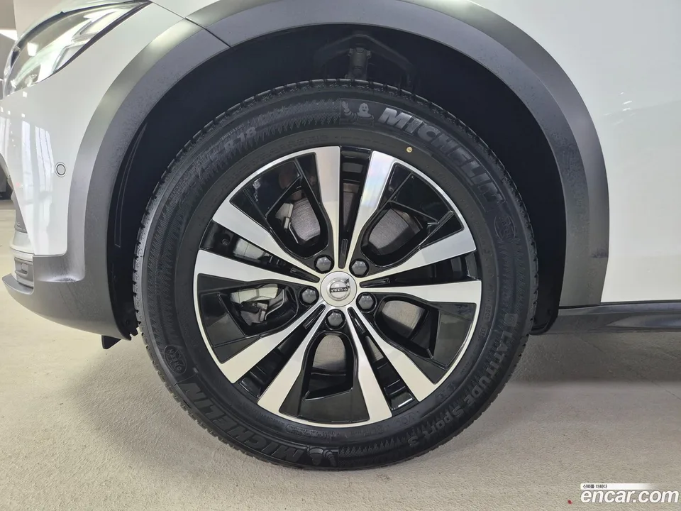 Volvo V90 Cross Country B5 AWD 2025 — миниатюра 2