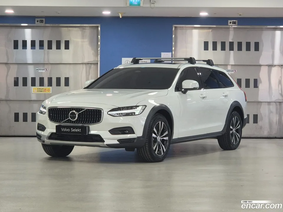 Volvo V90 Cross Country B5 AWD 2025 — фото 1, купить с доставкой в Москву