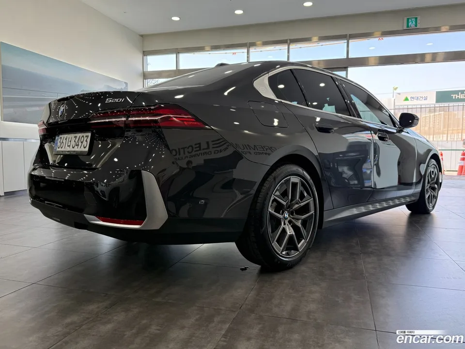 BMW 5 Series 520i 2025 — миниатюра 2