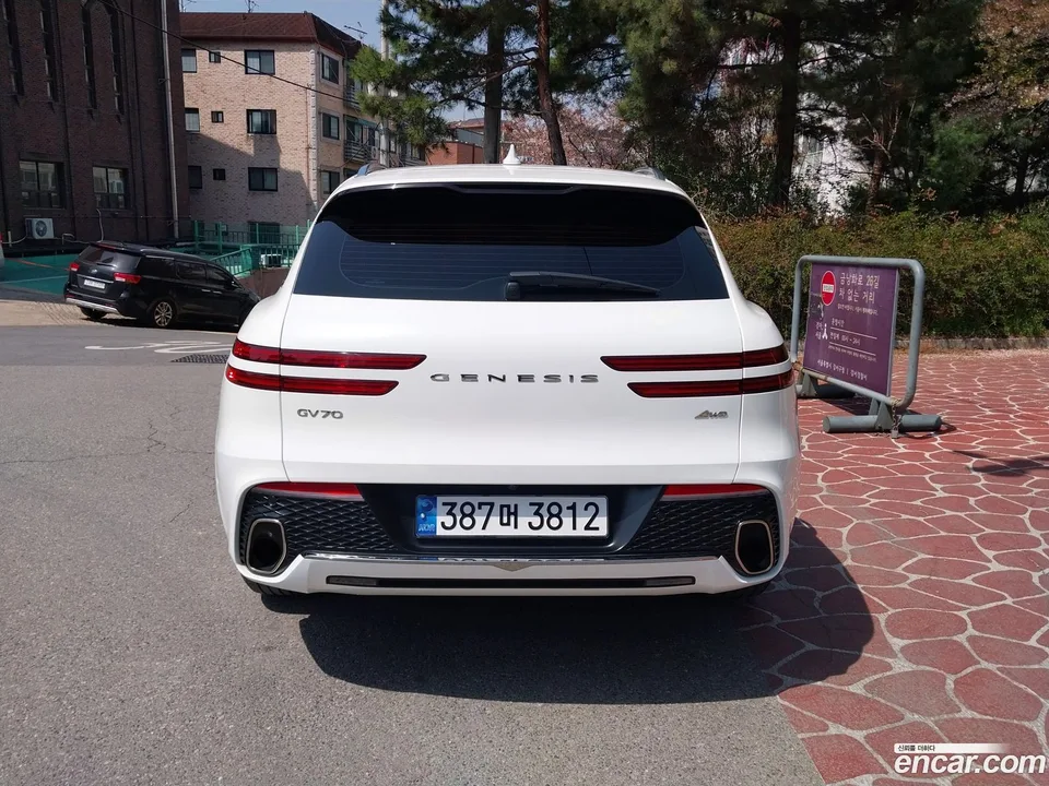 Genesis GV70 2.5T AWD 2023 — thumbnail 4