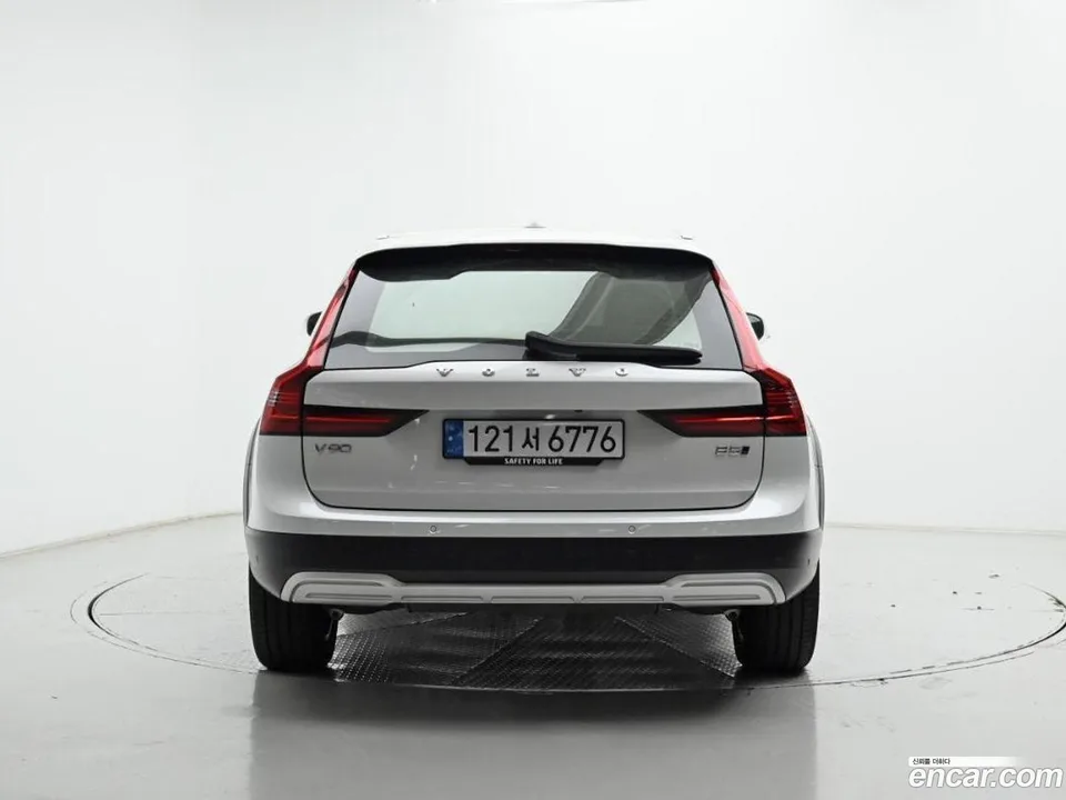Volvo V90 Cross Country B5 AWD 2024 — миниатюра 4