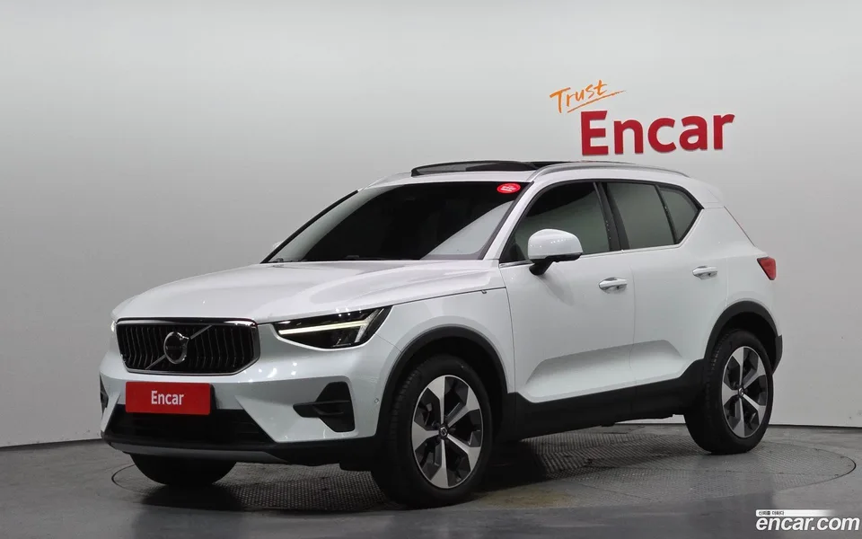 Volvo XC40 B4 2022 — фото 1, купить с доставкой в Москву