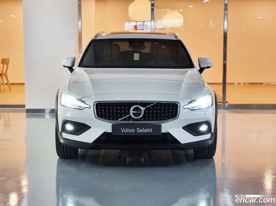 Volvo V60 Cross Country B5 AWD 2025 — миниатюра 3
