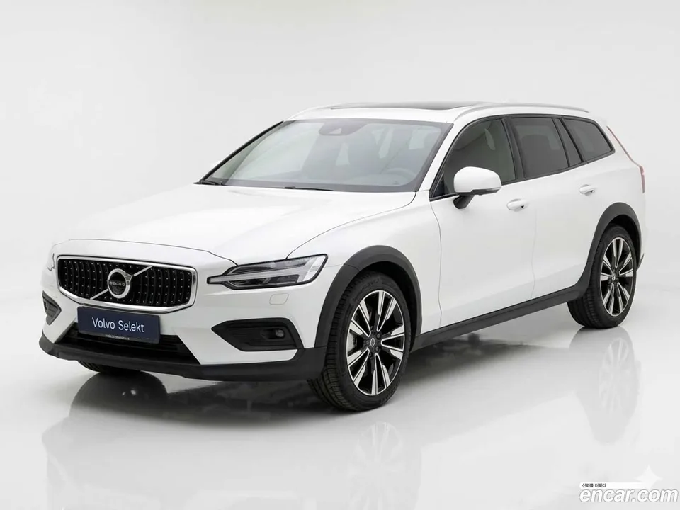 Volvo V60 Cross Country B5 AWD 2025 — фото 1, купить с доставкой в Москву