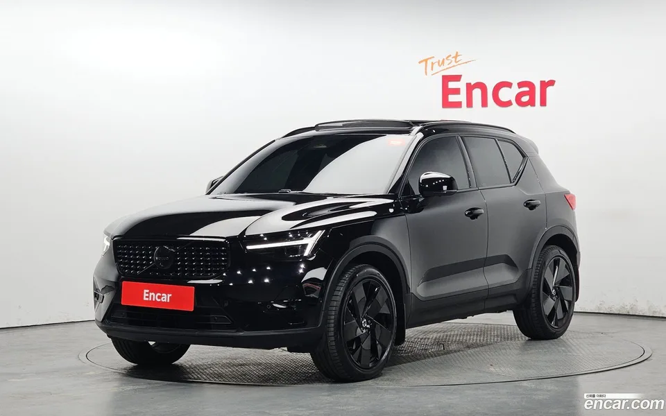 Volvo XC40 B4 2025 — фото 1, купить с доставкой в Москву