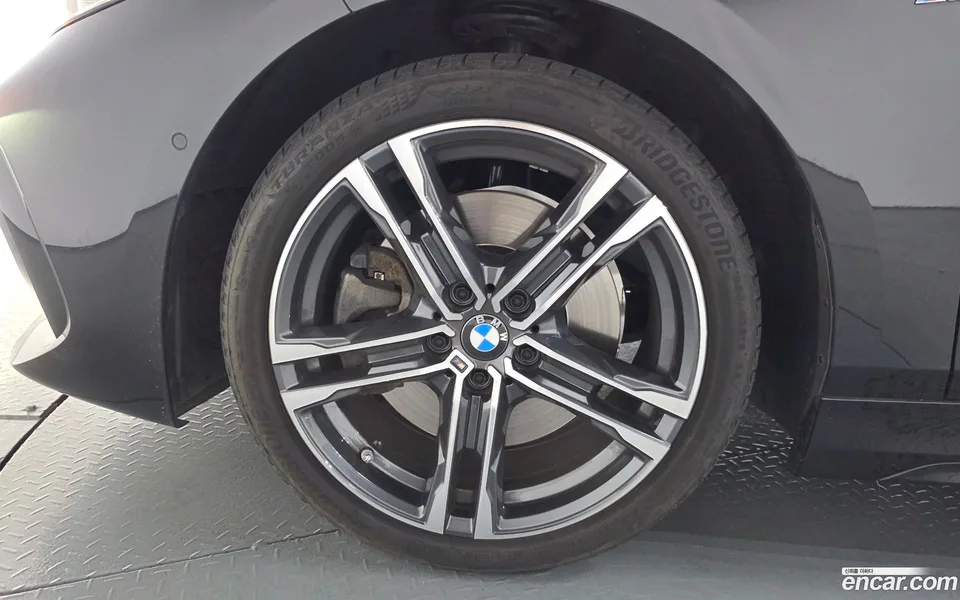 BMW 1 Series 120i M 2023 — миниатюра 2