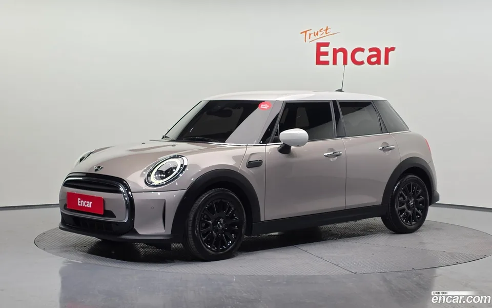 MINI Cooper 5 2024 — фото 1, купить с доставкой в Москву