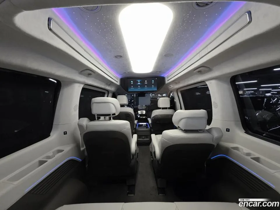Hyundai Staria 4WD 7 2023 — миниатюра 2