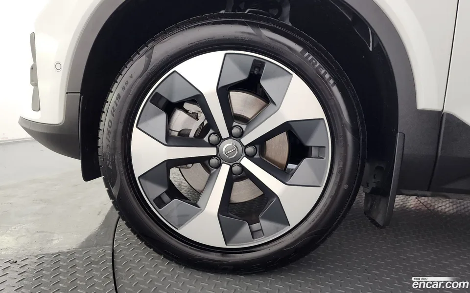 Volvo XC40 B4 2024 — миниатюра 5