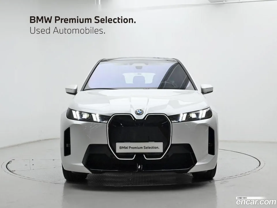 BMW iX xDrive60 M 2025 — миниатюра 3