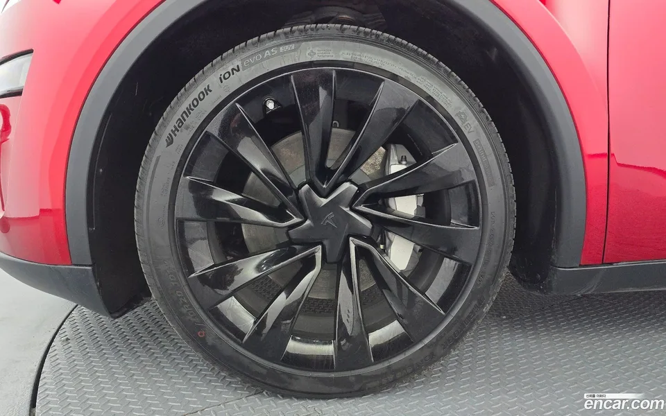 Tesla Model Y AWD 2025 — миниатюра 2