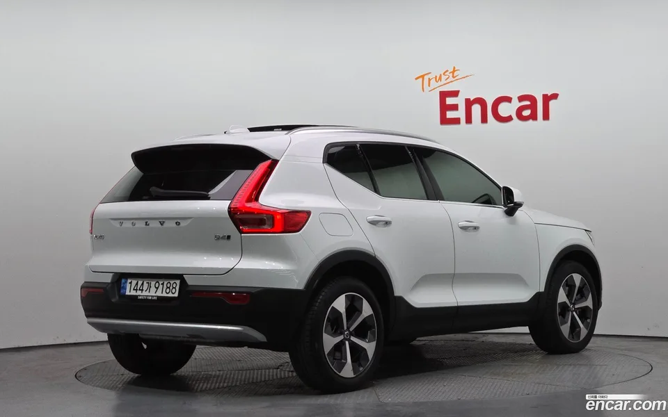 Volvo XC40 B4 2022 — фото 1, купить с доставкой в Москву