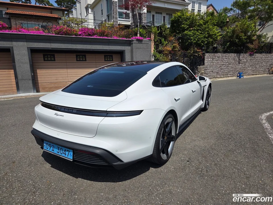 Porsche Taycan 2025 — миниатюра 2