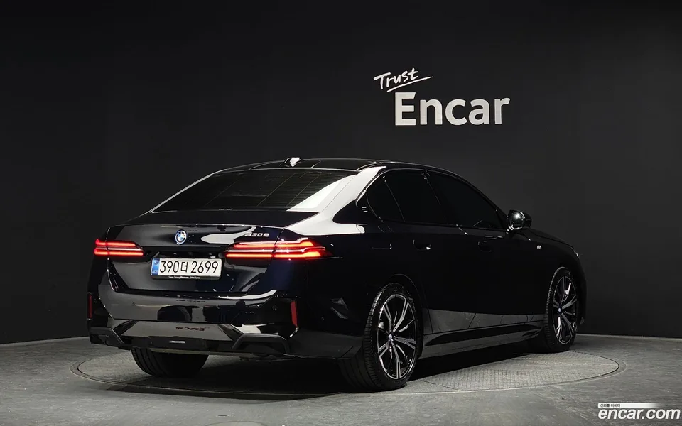 BMW 5 Series 530e M 2025 — миниатюра 2