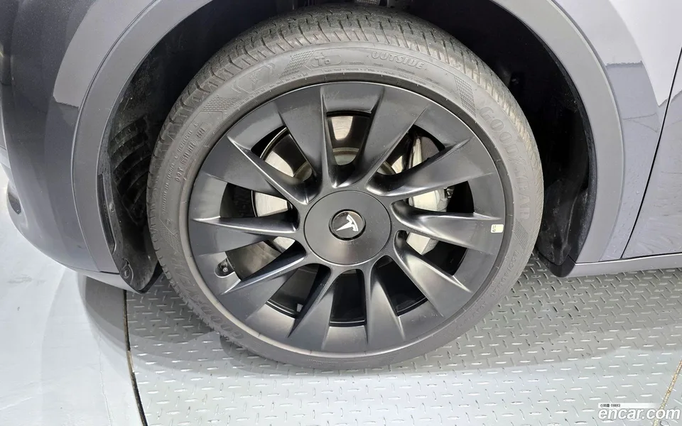 Tesla Model Y AWD 2024 — миниатюра 2