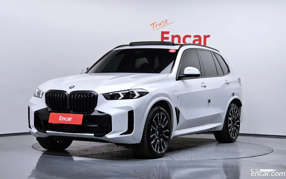 BMW X5 xDrive 50e M 2025 — фото 1, купить с доставкой в Москву