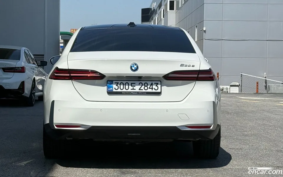 BMW 5 Series 530e 2025 — миниатюра 4