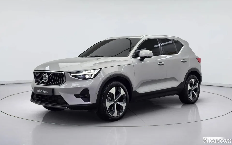 Volvo XC40 B4 2024 — фото 1, купить с доставкой в Москву