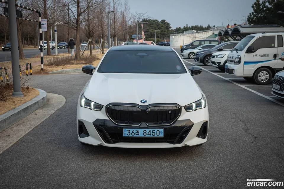 BMW i5 eDrive 40 M 2024 — фото 1, купить с доставкой в Москву