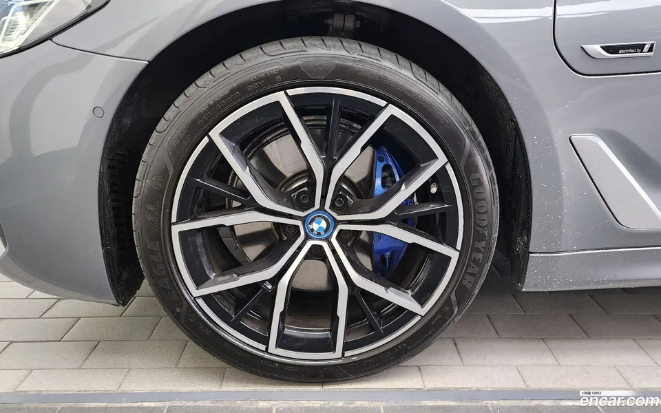 BMW 5 Series 530e M 2023 — миниатюра 2