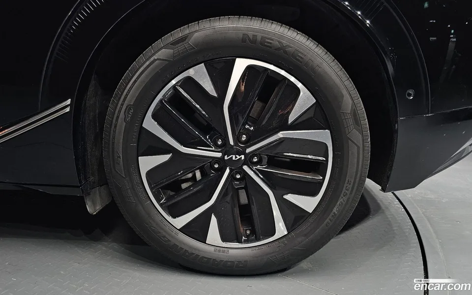 Kia EV6 2023 — миниатюра 2