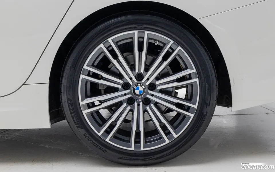 BMW 3 Series 320i M 2022 — миниатюра 2