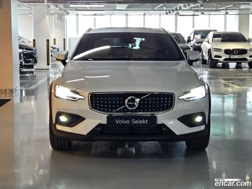 Volvo V60 Cross Country B5 AWD 2025 — миниатюра 3