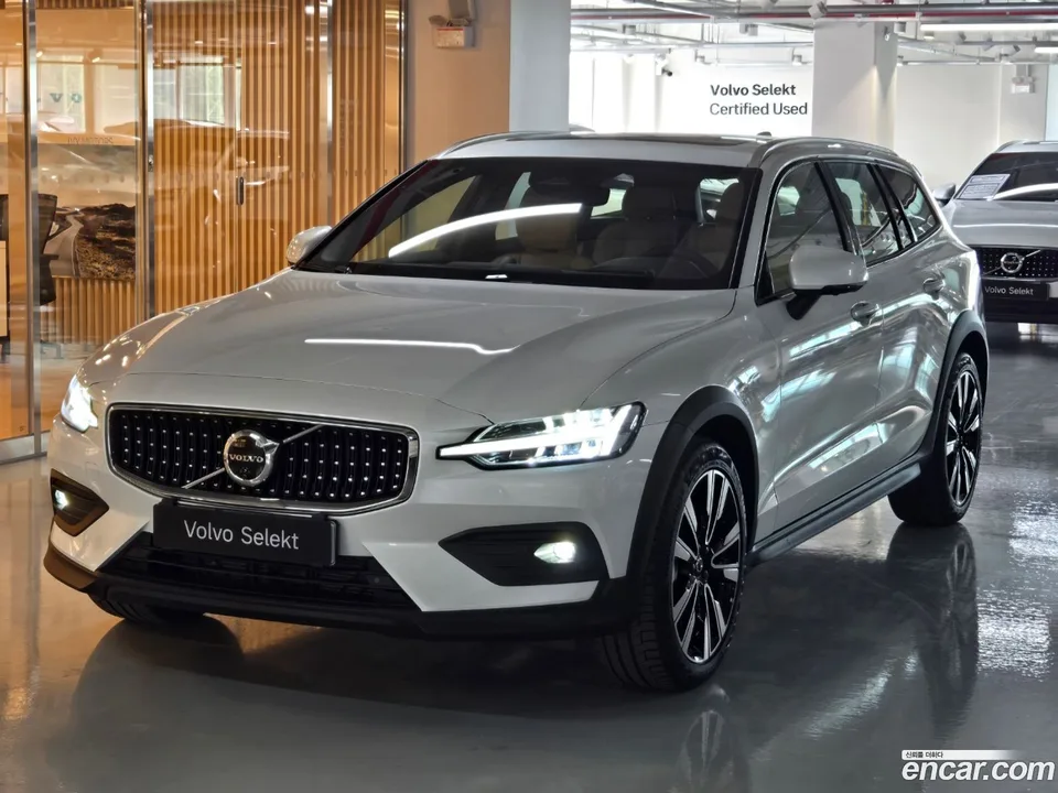 Volvo V60 Cross Country B5 AWD 2025 — фото 1, купить с доставкой в Москву