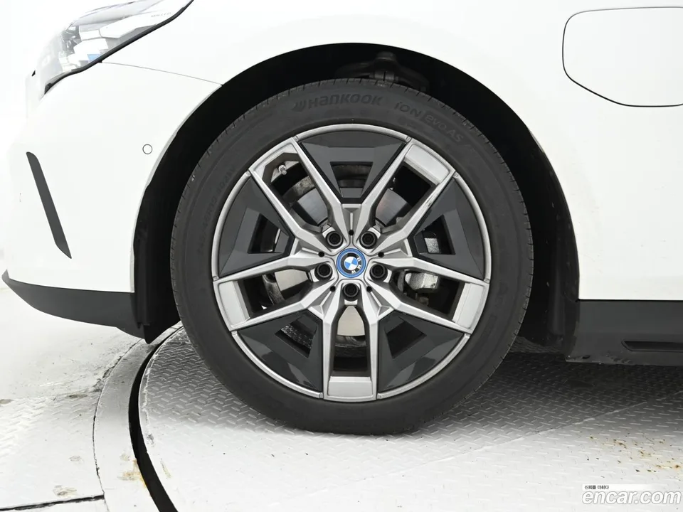 BMW 5 Series 530e 2025 — миниатюра 5
