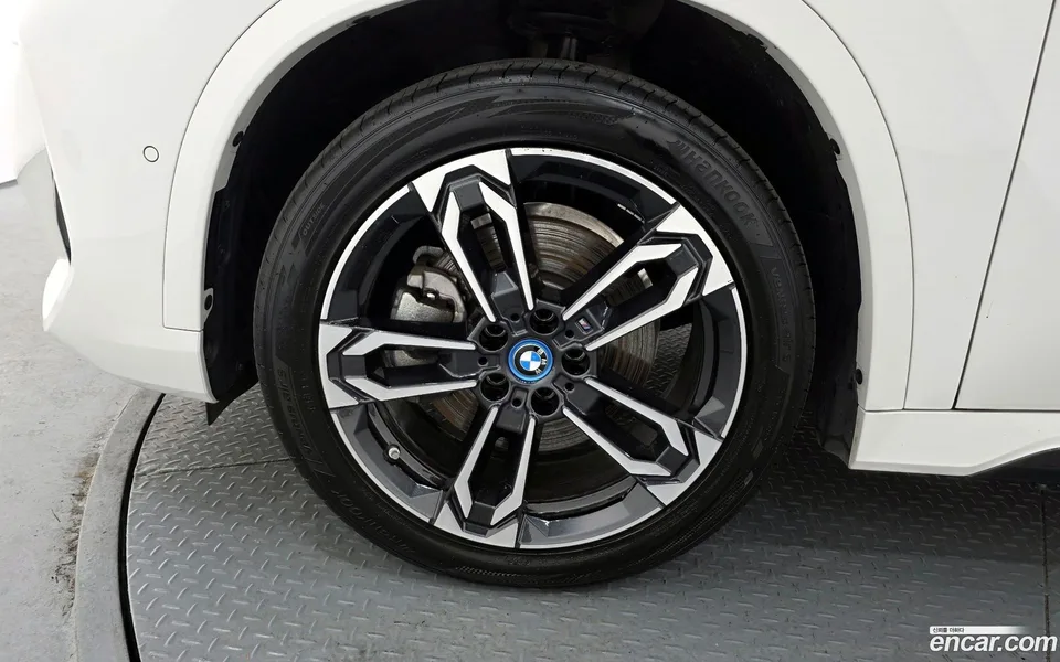 BMW iX1 xDrive 30 M 2025 — миниатюра 5