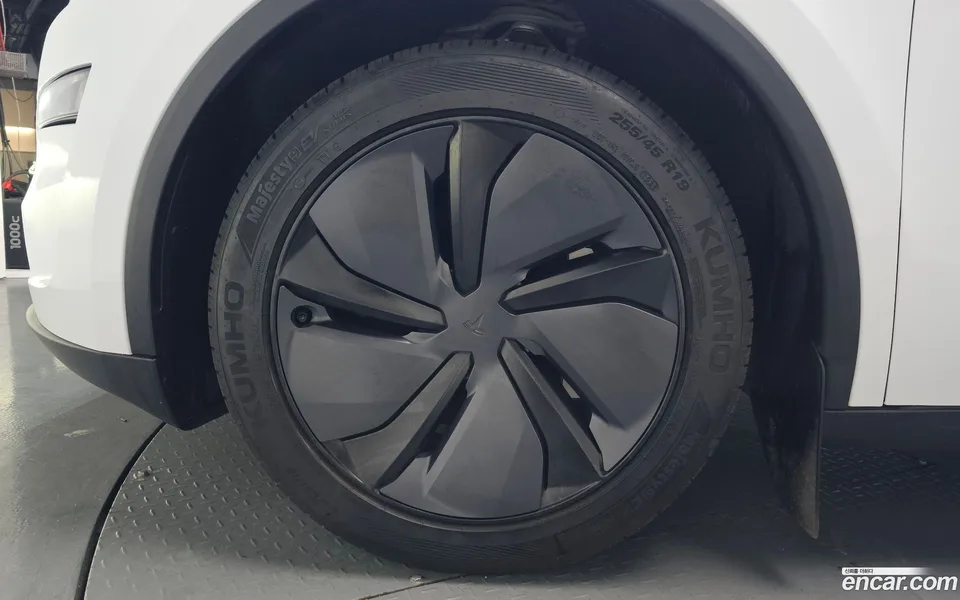 Tesla Model Y AWD 2025 — миниатюра 2