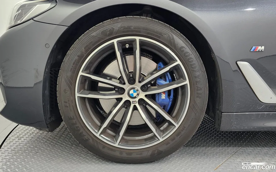 BMW 5 Series 520i M 2022 — миниатюра 2