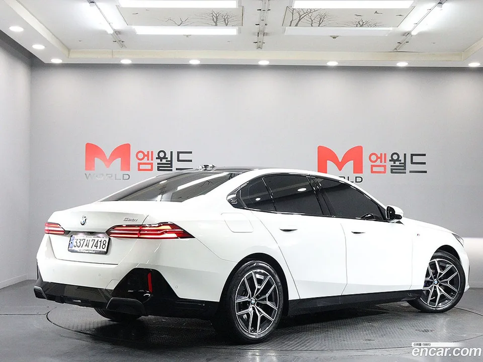 BMW 5 Series 520i M 2023 — миниатюра 3