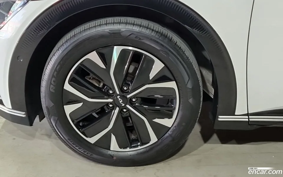 Kia EV6 2023 — миниатюра 2