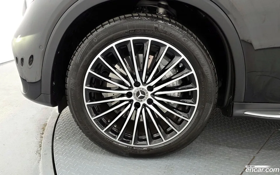 Mercedes-Benz GLC-Class GLC300 4MATIC AMG Line 2025 — миниатюра 2