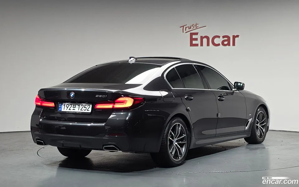 BMW 5 Series 520i M 2023 — фото 1, купить с доставкой в Москву
