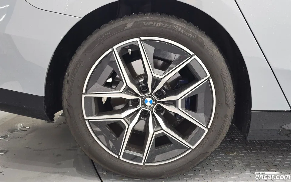 BMW 5 Series 520i M 2024 — миниатюра 2