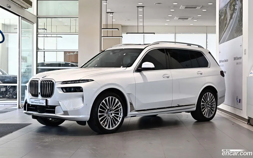 BMW X7 xDrive 40i 7 2025 — фото 1, купить с доставкой в Москву