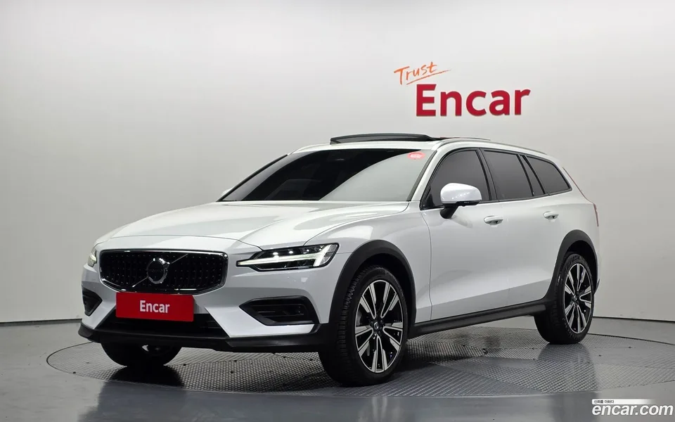 Volvo V60 Cross Country B5 AWD 2023 — фото 1, купить с доставкой в Москву
