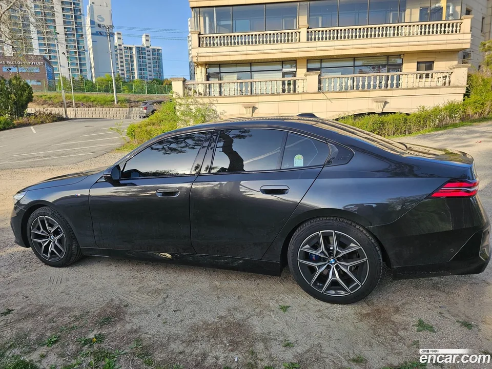 BMW 5 Series 523d M 2025 — миниатюра 2