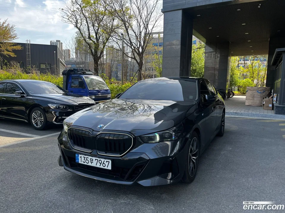 BMW 5 Series 520i 2024 — фото 1, купить с доставкой в Москву