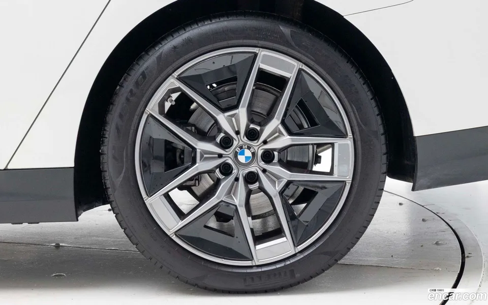 BMW 5 Series 523d 2025 — миниатюра 2