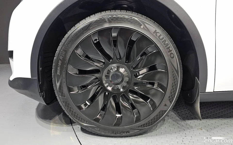 Tesla Model Y RWD 2024 — миниатюра 2