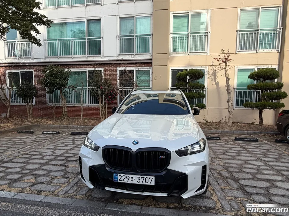 BMW X5 M60i 2025 — фото 1, купить с доставкой в Москву