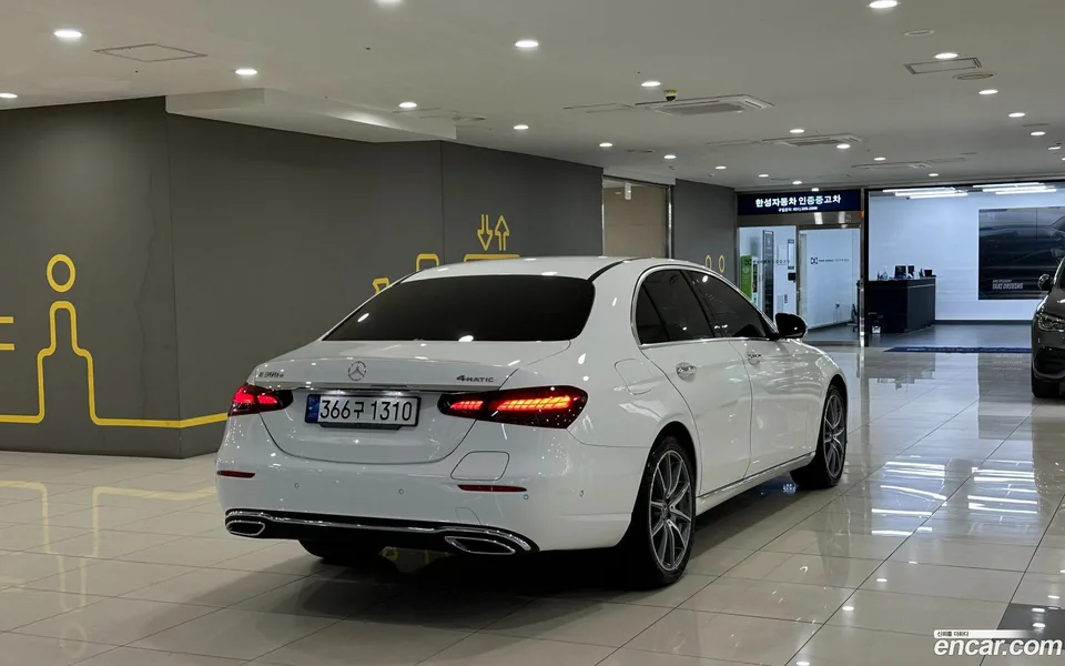 Mercedes-Benz E-Class E300e 4MATIC 2022 — миниатюра 3