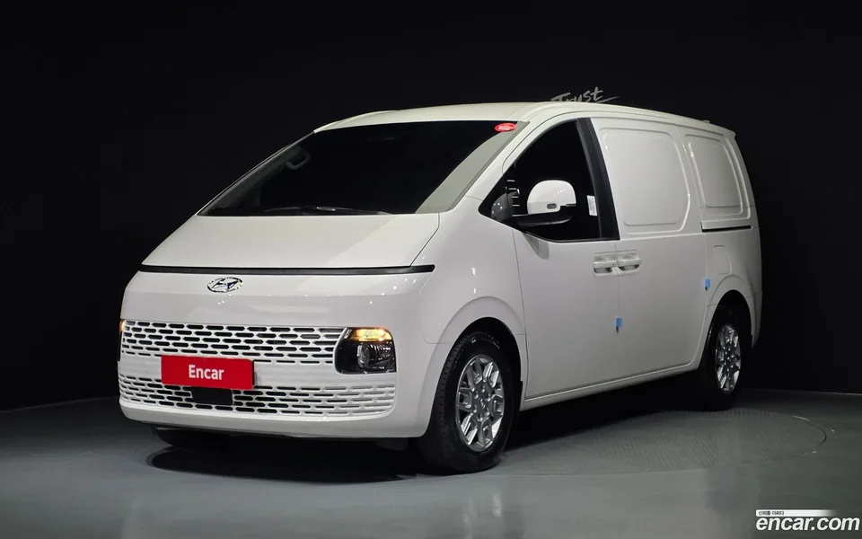 Hyundai Staria 3 2023 — фото 1, купить с доставкой в Москву