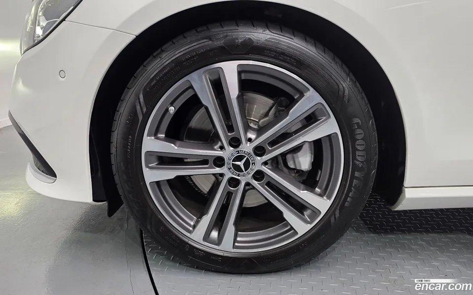 Mercedes-Benz E-Class E250 2023 — thumbnail 2