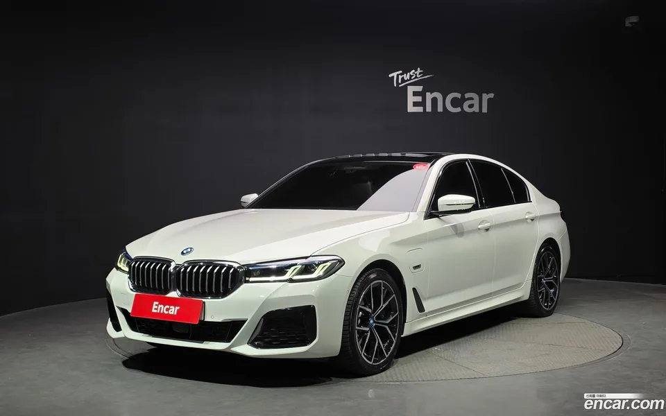 BMW 5 Series 530e M 2023 — фото 1, купить с доставкой в Москву