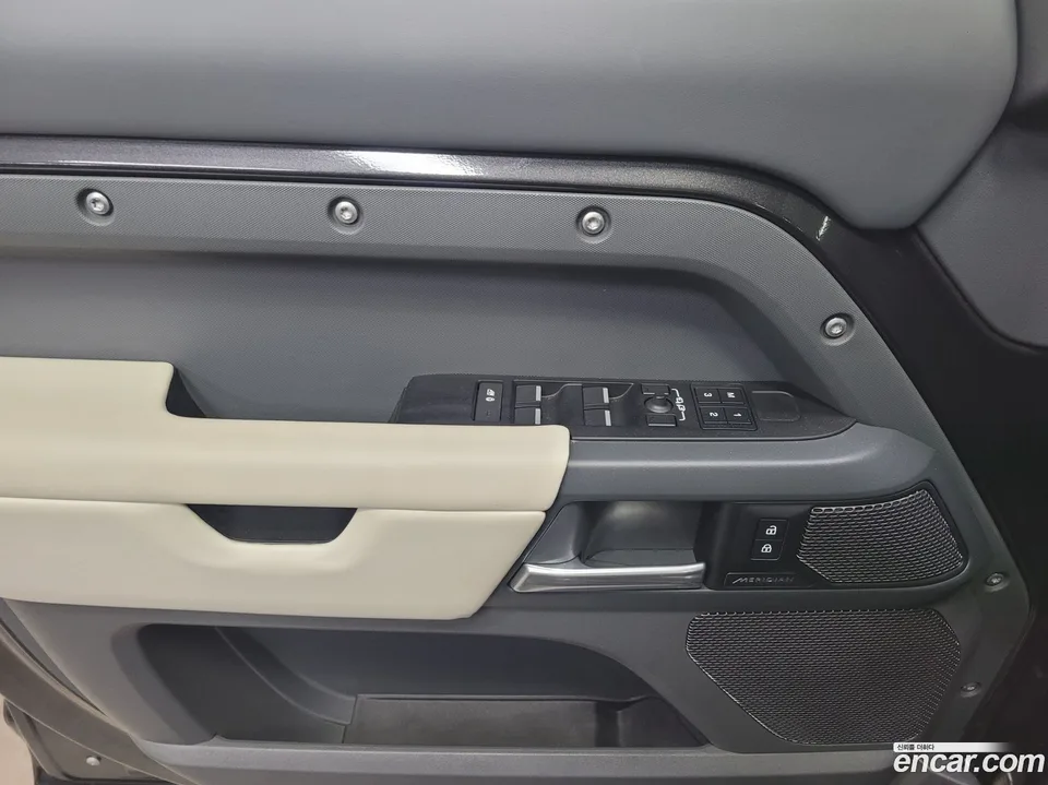 Land Rover Defender 110 P300 X- SE 2024 — миниатюра 3
